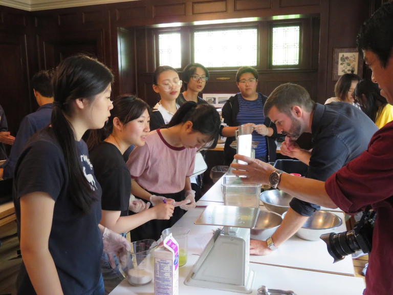 CELA students take part in a culinary activity at 51Թapp's Dunlop House Restaurant. 
